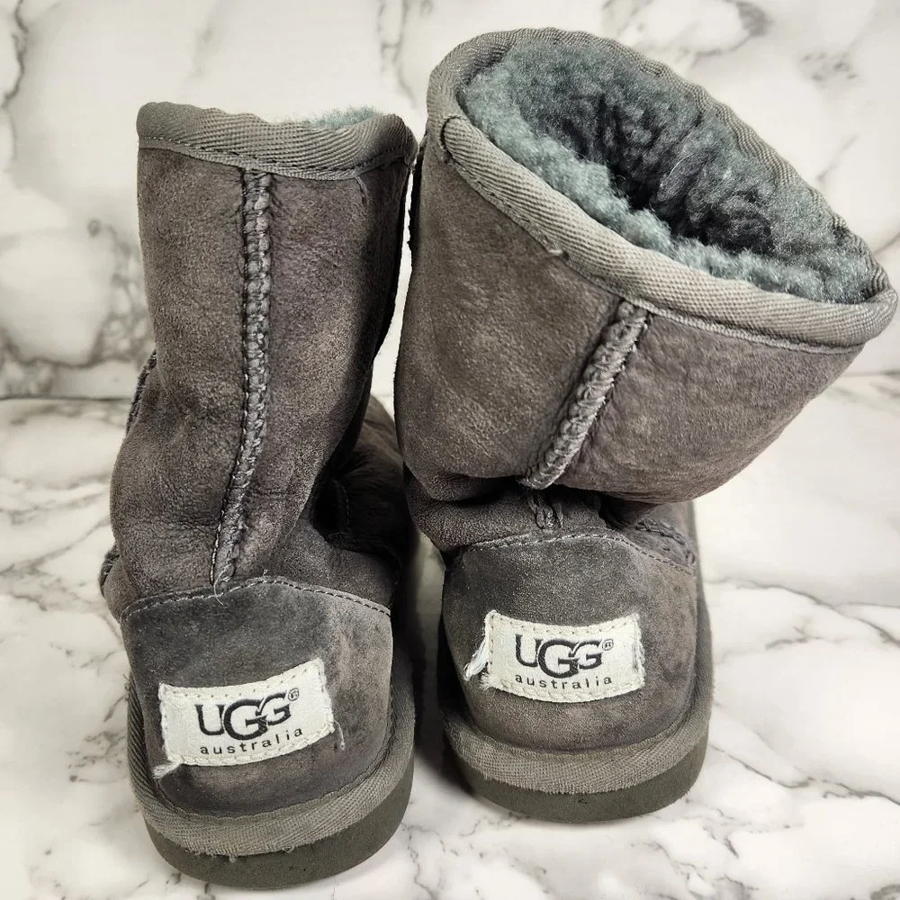 UGG AUSTRALIA Unisex Youth 2 Classic Short 5251 Gray Suede Sheepskin Boots